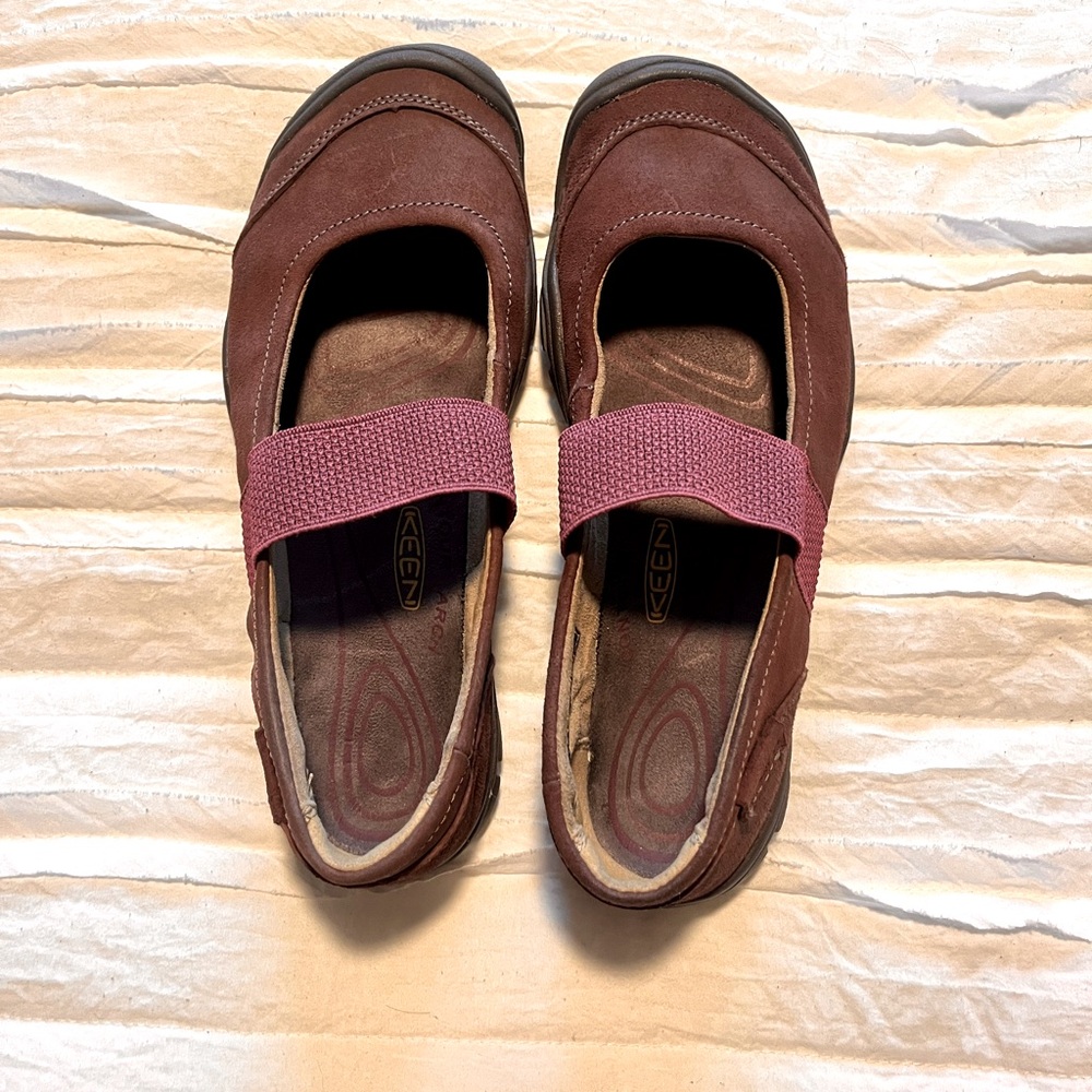 Adorable pair of Keen purple Mary Jane style flats - like new! Size 6.5